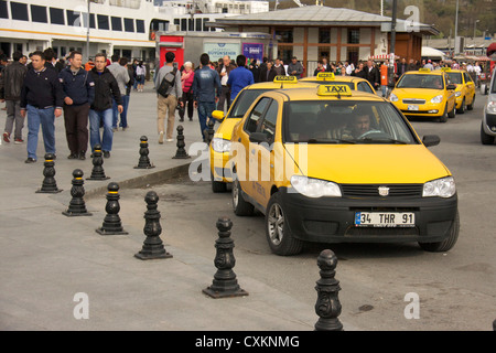 gelbes Taxi Autos oder Taxis infront von Eminönü Fährhafen Boot in der Nähe von Galata Brücke, Istanbul, Türkei Stockfoto