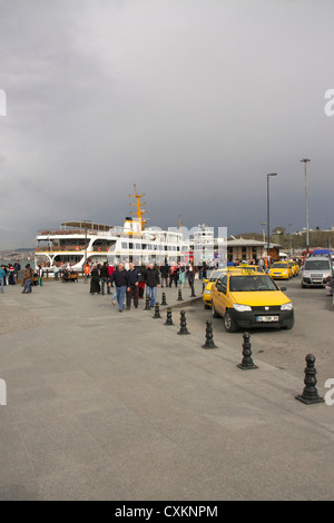 gelbes Taxi Autos oder Taxis infront von Eminönü Fährhafen Boot in der Nähe von Galata Brücke, Istanbul, Türkei Stockfoto