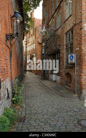 Schmalen gepflasterten Straße in der Altstadt Lübeck, Schleswig-Holstein, Deutschland. Stockfoto