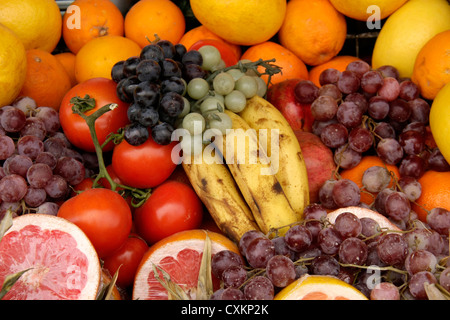 verschiedene Arten von Obst zum Verkauf in einem Korb Stockfoto