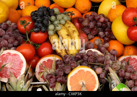 verschiedene Arten von Obst und Gemüse zum Verkauf in einem Korb Stockfoto
