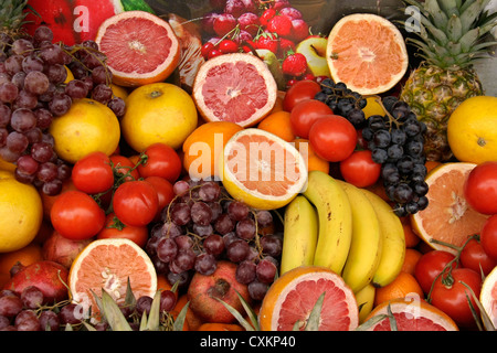 verschiedene Arten von Obst zum Verkauf in einem Korb Stockfoto