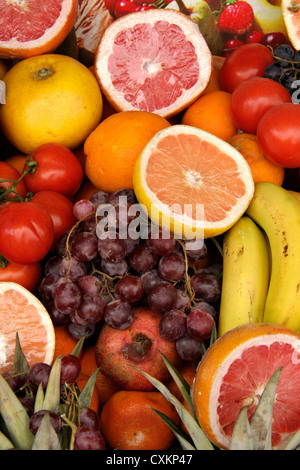 verschiedene Arten von Obst und Gemüse zum Verkauf in einem Korb Stockfoto