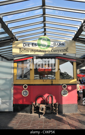 alte Straßenbahn ändern im Cafébar Tegel Flughafen Berlin Deutschland Stockfoto