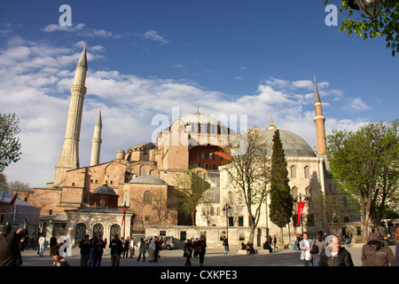 Touristen vor der Hagia Sofia Kirche oder Kirche von St. Sofia in Istanbul, Türkei Stockfoto