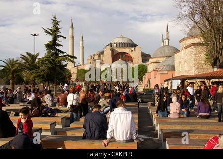 Touristen vor der Hagia Sofia Kirche oder Kirche von St. Sofia in Istanbul, Türkei Stockfoto