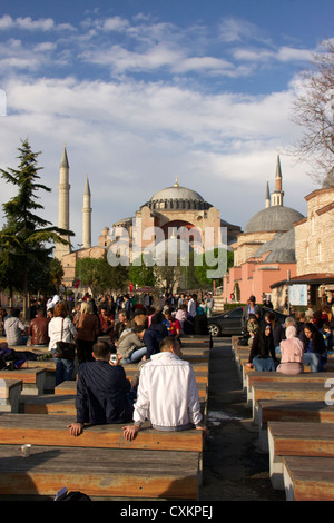 Touristen vor der Hagia Sofia Kirche oder Kirche von St. Sofia in Istanbul, Türkei Stockfoto