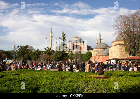 Touristen vor der Hagia Sofia Kirche oder Kirche von St. Sofia in Istanbul, Türkei Stockfoto