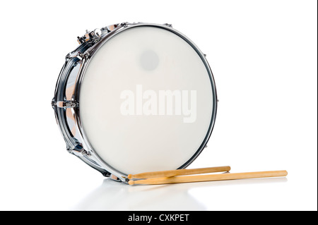 Eine neue silberne Snare Drum mit Stöcken auf weißem Hintergrund Stockfoto