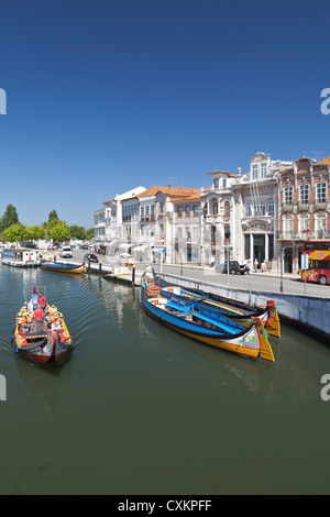 Traditionelle Moliceiros Angelboote/Fischerboote auf dem Kanal bei Aveiro, Beira Litoral, Portugal Stockfoto