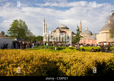 Touristen vor der Hagia Sofia Kirche oder Kirche von St. Sofia in Istanbul, Türkei Stockfoto