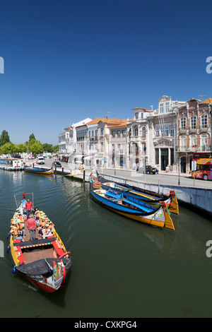 Traditionelle Moliceiros Angelboote/Fischerboote auf dem Kanal bei Aveiro, Beira Litoral, Portugal Stockfoto