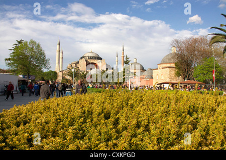 Touristen vor der Hagia Sofia Kirche oder Kirche von St. Sofia in Istanbul, Türkei Stockfoto