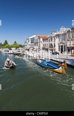 Traditionelle Moliceiros Angelboote/Fischerboote auf dem Kanal bei Aveiro, Beira Litoral, Portugal Stockfoto