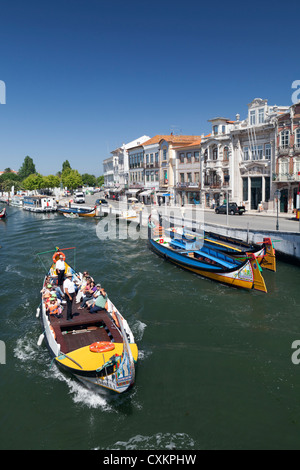 Traditionelle Moliceiros Angelboote/Fischerboote auf dem Kanal bei Aveiro, Beira Litoral, Portugal Stockfoto