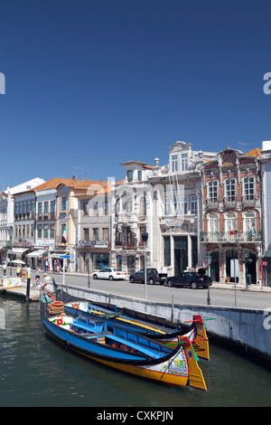 Traditionelle Moliceiros Angelboote/Fischerboote auf dem Kanal bei Aveiro, Beira Litoral, Portugal Stockfoto