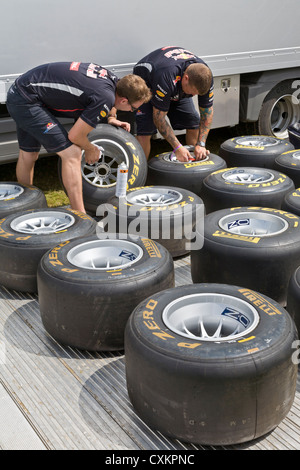 Red Bull Racing F1 Mechanik überprüfen und Einstellen der Reifendruck auf die 2012 Goodwood Festival of Speed, Sussex, UK. Stockfoto