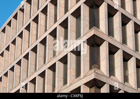 Fassade des Aldgate House entworfen von Sturgis Associates (Baujahr 1976), 33 Aldgate High Street, City of London, England, UK Stockfoto