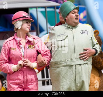 Penelope Pitstop mit Sergeant Explosion von Wacky Races auf die 2012 Goodwood Festival of Speed, Sussex, UK. Stockfoto