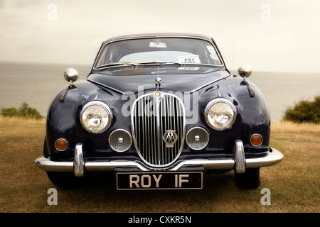 S-Typ Jaguar, 1963-1968, dunkelblau, parkte auf dem Rasen am Tankerton Pisten, Kent, England, UK Stockfoto