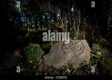 Flachrelief mit keltischem Knoten, eine zeitgenössische Skulptur von Gilles Perez ausgefertigt von Volvic Stein. Basrelief Avec Entrelacs. Stockfoto