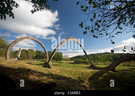 "Turning-Linien", eine Skulptur von G. Perez ausgefertigt von Volvic Stein (Frankreich). 'Les Lignes Qui Tournent' de G.Perez Skulptur. Stockfoto