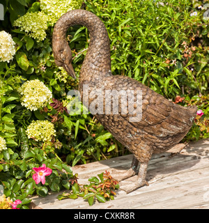 Kunststoff Garten Ornament auf einem Holzdeck mit Hydrangea blüht. Stockfoto