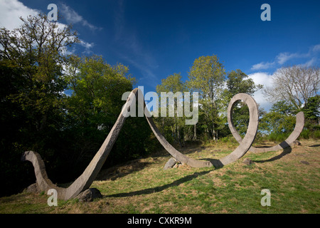 "Turning-Linien", eine Skulptur von G. Perez ausgefertigt von Volvic Stein (Frankreich). 'Les Lignes Qui Tournent' de G.Perez Skulptur. Stockfoto