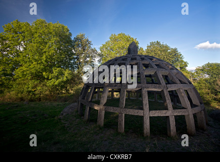 "la Cage", eine Skulptur von G. Perez ausgefertigt von Volvic Stein. "la Cage", Une Skulptur En Pierre de Volvic de G. Perez. Stockfoto