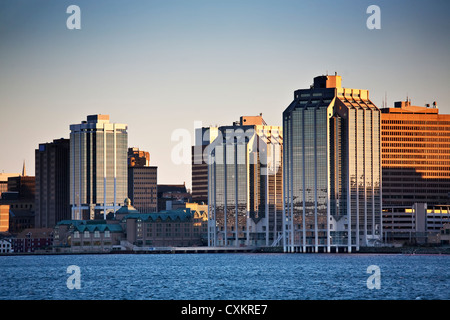 Uferpromenade von Halifax, Nova Scotia, Kanada zeigt die Innenstadt von Bürogebäuden. Stockfoto