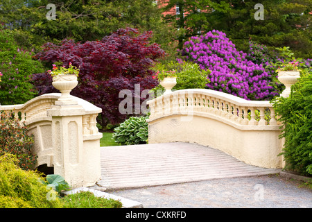 Eine ornamentale Fußgängerbrücke in einem Frühling Garten in Halifax, Nova Scotia, Kanada. Stockfoto