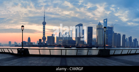 Shanghai am Morgen vor Sonnenaufgang mit Skyline der Stadt und bunten Himmel über den Huangpu-Fluss Stockfoto