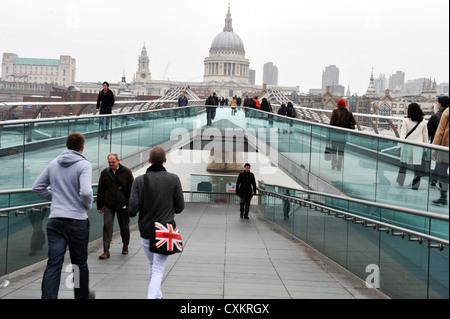 Pendler machen ihren Weg zur Arbeit auf Millennium Bridge, London, UK Stockfoto