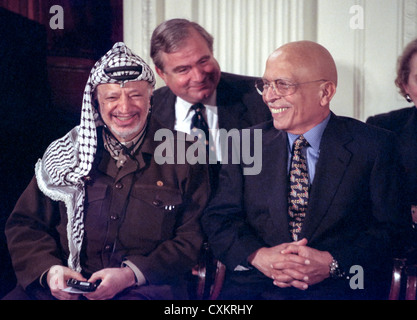 Palästinensische Führer Yasser Arafat lächelt mit König Hussein von Jordanien vor der Unterzeichnung einer vorläufigen Frieden Vereinbarung bekannt als das Abkommen von Wye Plantation im East Room des weißen Hauses 23. Oktober 1998 In Washington, DC. Stockfoto