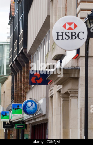 High Street Banks unterschreibt Heimatbezirke UK 2007. 2000er Jahre, als es noch Banken in einer lokalen High Street gab. HSBC, Nat West, National Westminster Bank, Barclays, Lloyds, TSB und einen Cashpoint HOMER SYKES Stockfoto