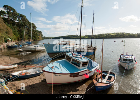 Boote vertäut am Ufer des Flusses an der River Fal Truro Cornwall UK Stockfoto