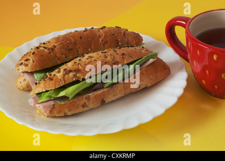 Schinken-Sandwiches mit Tasse Tee Stockfoto