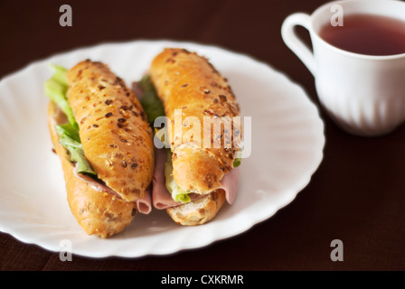 Sehr leckeres Frühstück auf braunem Hintergrund Stockfoto