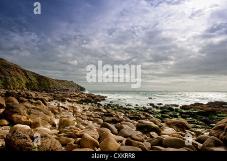 Felsen am felsfreie Sand Cornwall Stockfoto