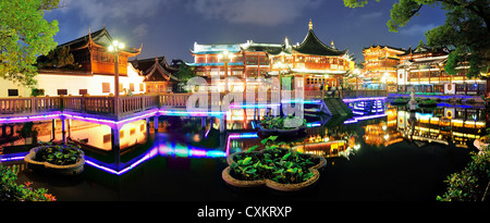 Historische Pagode Stil Gebäude in Shanghai bei Nacht Stockfoto