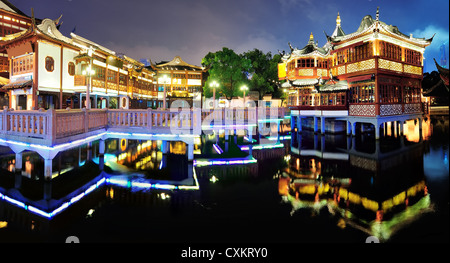 Historische Pagode Stil Gebäude in Shanghai bei Nacht Stockfoto