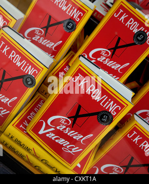 J K Rowling The Casual Vacancy in London Buchladen Fenster angezeigt Stockfoto