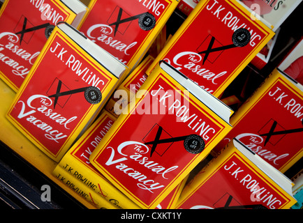 J K Rowling The Casual Vacancy in London Buchladen Fenster angezeigt Stockfoto