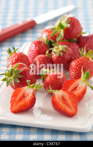 Erdbeeren auf Teller Stockfoto