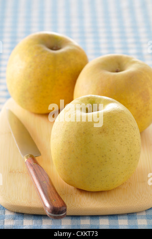 Äpfel auf Schneidebrett Stockfoto