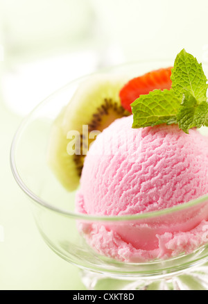Kugel Erdbeereis, geringe Schärfentiefe Stockfoto