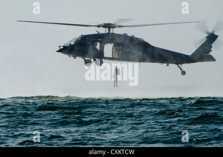 US-Spezialeinheiten Kommandos springen von einem MH-60 Seahawk-Hubschrauber in den Ozean während des Einfügens Ausbildung 25. September 2012 am Fort Story, Virginia Beach, VA., 25. September 2012. Stockfoto