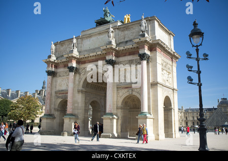 Der Arc de Triomphe du Carroussel an den Louvre in Paris Stockfoto