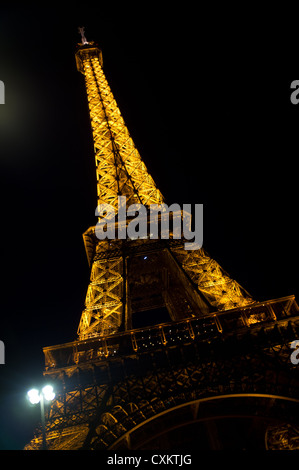 Der Eiffelturm bei Nacht. Stockfoto