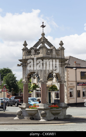 Brunnen auf Manchester Straße, Bury, errichtet, um das Jubiläum von Königin Victoria. Eine Schülerin steht in der Nähe. Stockfoto